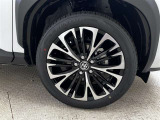 とってもオシャレな純正アルミが付いています。タイヤサイズは215/50R18になります。
