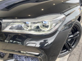 ●LEDヘッドライト:夜間走行時も良好な視界を確保し安心して運転できる高輝度LEDヘッドライトを装備!点灯速度が早く、消費電力も抑えられています。