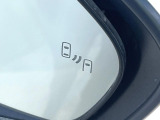 【ブラインドスポットモニター】走行中、ドアミラーの死角になりやすい箇所に後続車が接近するとサイドミラーのレンズに警告を表示!ドライバーに注意喚起をしてくれます。