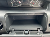運転席の前に小物入れがあります!!