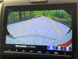 【バックカメラ】駐車時に後方がリアルタイム映像で確認できます。大型商業施設や立体駐車場での駐車時や、夜間のバック時に大活躍!運転スキルに関わらず、今や必須となった装備のひとつです!