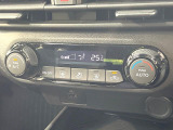 【オートエアコン】一度お好みの温度に設定すれば、車内の温度を検知し風量や温度を自動で調整。暑い&hellip;寒い&hellip;と何度もスイッチ操作をする必要はありません。快適な車内空間には必須の機能ですね♪