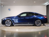 【拘りのFR】BMWが多く採用するFR車。ダイレクトでスポーティな加速感・シャープなハンドリングを実現。縦置きエンジンレイアウトにより、フラットで上質な乗り味です。