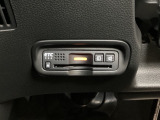ハンドルの左下にETCがついています。高速道路の料金所の通過も楽々です!。 カードの取り出しもしやすい場所についています。