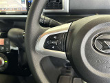運転中、オーディオの操作をしてて、ハッとしたことはありませんか?ステアリングスイッチは、運転中でもハンドルでオーディオの操作が可能です。安全なドライブをサポートします。