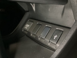 アクセサリーソケットはUSBのアダプターなどをつければ、スマホの充電にも使えます。横にはナビゲーション用の外部入力可能なUSB端子がついており、周辺には物が置けるトレーがついています。