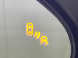 【ブラインドスポットモニター】走行中、ドアミラーの死角になりやすい箇所に後続車が接近するとサイドミラーのレンズに警告を表示!ドライバーに注意喚起をしてくれます。