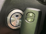 【スマートキー】カバンやポケットに入れたままでもドアの施錠・解錠が可能なスマートキーを装備。エンジンのオン・オフ時もカギを取り出す必要が無いからとっても便利です♪