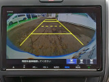 目安となるガイドライン付きのバックカメラを装備しているので、慣れない場所での車庫入れも安心です。