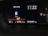 パーキングセンサーシステムは走行中に障害物が迫ると音と表示でお知らせ、低速走行時時の安心感を高めます