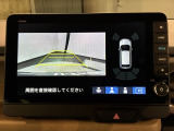 リバースギアに入れるだけで後方の表示へ切り替わります。夜間や雨の日の駐車も楽になりますよ。