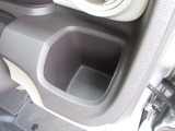 運転席と助手席にはドリンクホルダーがあります。取りやすい位置にありますからドライブも楽しくなりますね!