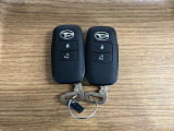 【スマートキー】 スマートキーを携帯していれば、ドアハンドルのボタンを押してロックの解除ができ、パワースライドドアもワンタッチで開閉できます。