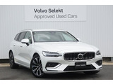 アダプティブクルーズは前方車に投影反射されるミリ波レーダーをグリル部の受光機で感知。カメラ機能と併せて車両相互の車間距離と速度を瞬時に読み取り適正な間隔を保ちます。