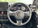 インテリアに合わせたデザインのステアリングは、運転される方のことも考え、運転しやすい形状、大きさです。是非一度、実際に触ってお確かめください。