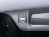 充電用USB端子付き。スマートフォンなどの充電に便利です。