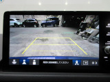 バックカメラの画像です。ガイドラインがスムースな車庫入れをサポートいたします。車庫入れの安心感がアップしますね。