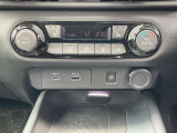 オートエアコン。運転席、助手席を温めるシートヒーターのスイッチです。