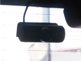 ◆車内カメラ◆前方・後方はもちろん、車内向きのカメラでも記録。左右をワイドに撮ることができ、幅寄せや側面衝突、威圧的なドライバーの危険行為など、クルマ周囲のトラブルもしっかり記録できます。