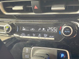 【オートエアコン】一度お好みの温度に設定すれば、車内の温度を検知し風量や温度を自動で調整。暑い&hellip;寒い&hellip;と何度もスイッチ操作をする必要はありません。快適な車内空間には必須の機能ですね♪