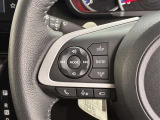 運転中、オーディオの操作をしてて、ハッとしたことはありませんか?ステアリングスイッチは、運転中でもハンドルでオーディオの操作が可能です。安全なドライブをサポートします。