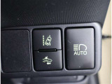 オートマチックハイビームとは、先行車や対向車のライトを認識し、ハイビームとロービームを自動で切り替える機能です。夜道の視界を確保します。詳細は販売店スタッフまでおたずねください。
