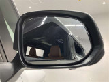 ブラインドスポットモニター(BSM)を装備しています。隣を走る車両が死角に入るとミラー内LEDインジケーターが点灯。さらに、ウィンカーを出すとインジケーターが光って点滅して注意を促してくれます。
