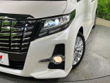【LEDヘッドライト】悪天候や夜間走行時も良好な視界を確保し安心して運転できる高輝度LEDヘッドライトを装備!点灯速度が早く、消費電力も抑えられています。