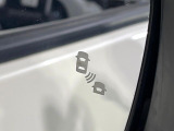 【後方車輛検知】走行中、ドアミラーの死角になりやすい箇所に後続車が接近するとサイドミラー付近に警告を表示、ドライバーに注意喚起をしてくれます。
