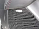 BOSEサウンドシステムを搭載。「良い音を出す」ではなく、その車種のごとに特徴を計算(車種専用設計)し、「反響音」を作り出すことによってどの座席でも自分中心で音が聴こえ、「心地よい空間」を作り出します。