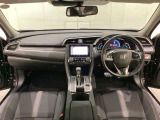 車内は光触媒抗菌消臭施工済です。スタイリッシュなデザインでスポーティなインパネ周りを演出します。グローブボックスやカップホルダーのほかにトレーなどたくさんの収納スペースが付いています。