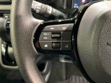 ステアリングにオーディオ操作スイッチが付いています。オーディオ画面に直接タッチしなくても操作が出来ますので、運転に集中できます。