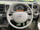 インテリアに合わせたデザインのステアリングは、運転される方のことも考え、運転しやすい形状、大きさです。是非一度、実際に触ってお確かめください。