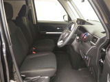 高いホールド性で運転姿勢が安定します。長距離ドライブでも疲れにくいのが魅力です。快適なドライビングライフをお送りください。