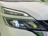 【LEDヘッドライト】悪天候や夜間走行時も良好な視界を確保し安心して運転できる高輝度LEDヘッドライトを装備!点灯速度が早く、消費電力も抑えられています。