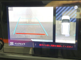 ●パノラミックビューモニター:専用のカメラにより、上から見下ろしたような視点で360度クルマの周囲を確認することができます☆死角部分も確認しやすく、狭い場所での切り返しや駐車もスムーズに行えます。