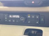 【オートエアコン】一度お好みの温度に設定すれば、車内の温度を検知し風量や温度を自動で調整。暑い&hellip;寒い&hellip;と何度もスイッチ操作をする必要はありません。快適な車内空間には必須の機能ですね♪