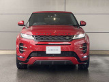 RANGE ROVERの特徴的なクラムシェルボンネットは1枚のアルミニウムで成形したクラムシェルボンネットはより滑らかに。気品に満ちた印象的な. スタイルを生み出しています