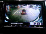 バックカメラの画像です。ガイドラインがスムースな車庫入れをサポートいたします。車庫入れの安心感がアップしますね。