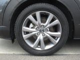 18インチ純正アルミホイールを装備。タイヤサイズは215/55R18となります。