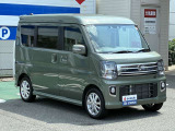 前方に壁などがある駐車場などで、アクセルペダルを強く踏み込むと、最長約5秒間、エンジン出力を自動的に抑制。急発進・急加速による衝突回避に貢献します。