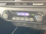 【オートエアコン】一度お好みの温度に設定すれば、車内の温度を検知し風量や温度を自動で調整。暑い&hellip;寒い&hellip;と何度もスイッチ操作をする必要はありません。快適な車内空間には必須の機能ですね♪