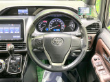 インテリアに合わせたデザインのステアリングは、運転される方のことも考え、運転しやすい形状、大きさです。是非一度、実際に触ってお確かめください。