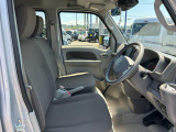 女性の方ももちろんですが、運転席側、助手席側の足元スペースが広いので男性の方が運転しても窮屈になりにくいですよ!
