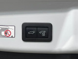 【パワーバックドア】スマートキーや運転席のボタンを押すだけでリアゲートが自動で開閉します!荷物を持っている時や、高い位置にあるバックドアを閉める際に便利な機能です♪