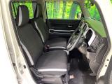 運転席まわりには十分なスペースがあり、大柄な方でもゆったり運転していただける環境です。