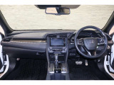 操作性に優れた運転席となります!小物入れや各ボタンの配置にこだわり、使いやすいです!座り心地もよく視認性も良好なのでロングドライブもお任せ下さい!