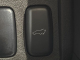 【パワーバックドア】スマートキーや運転席のボタンを押すだけでリアゲートが自動で開閉します!荷物を持っている時や、高い位置にあるバックドアを閉める際に便利な機能です♪