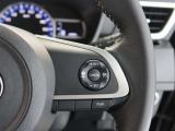 アダプティブクルーズコントロール機能付きです。走行中に先行車の様子を検知しながら、設定した車速の範囲内で先行車との距離のキープを支援します。詳細は販売店スタッフまでおたずねください。