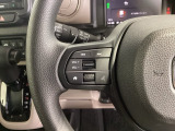 ステアリングにオーディオ操作スイッチが付いています。オーディオ画面に直接タッチしなくても操作が出来ますので、運転に集中できます。